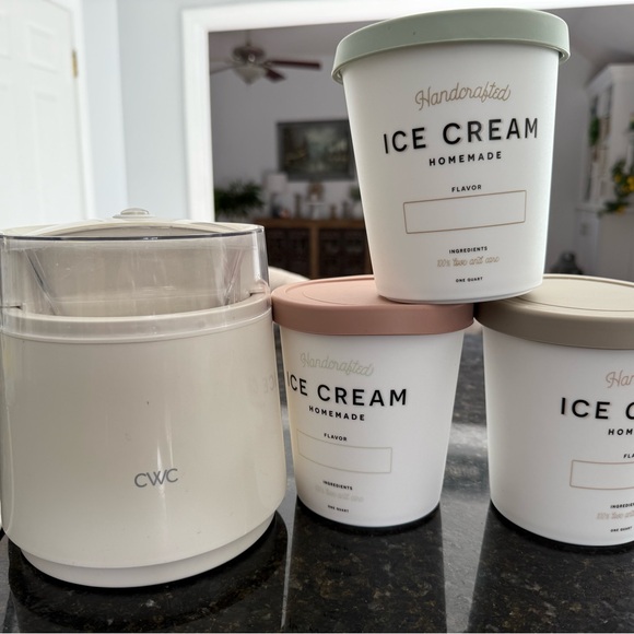CWC Ice Cream Maker + Ice Cream containers - Picture 2 of 3